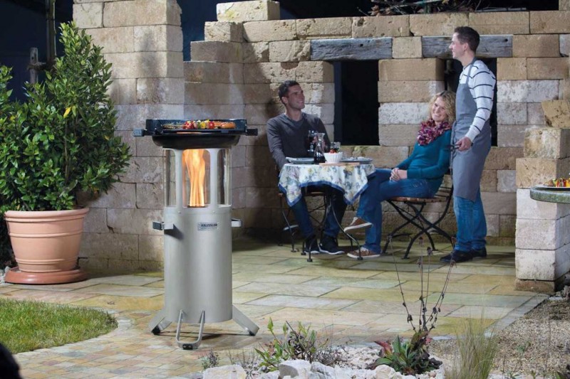 Häussler Pellet-Feuerelement aus Edelstahl und Glas auf einer Terrasse