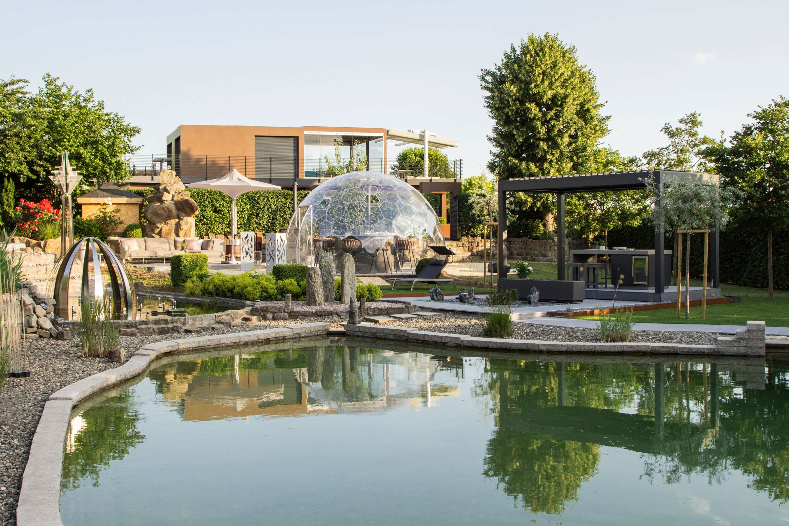 LE Sky Garden mit Schwimmteich, Glaskuppel und Pergola vor der LE Lounge, Showroom Ebensfeld