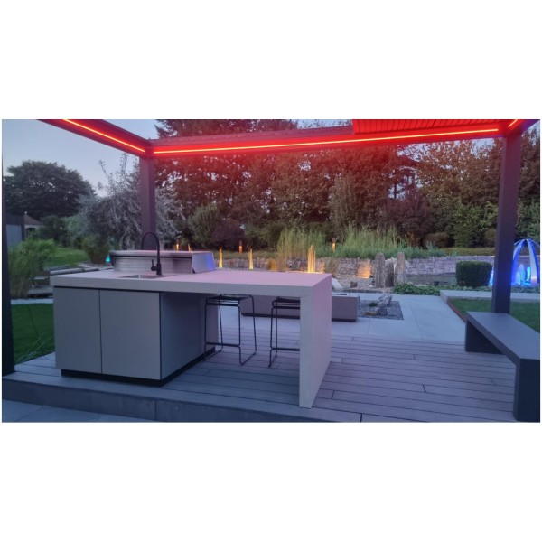 Maßgeschneiderte Outdoor-Kitchen mit Waschbecken und Gasgrill oder Holzkohlegrill