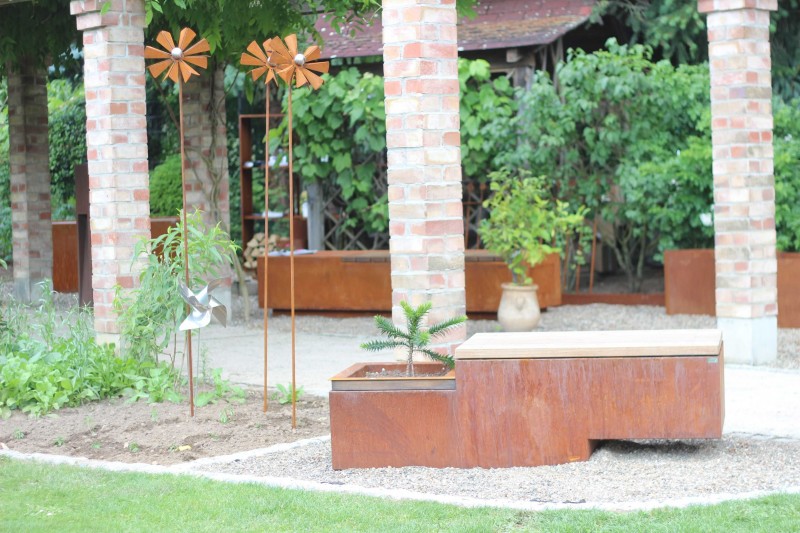 Cortenstahl-Objekte von ums Metall im Garten