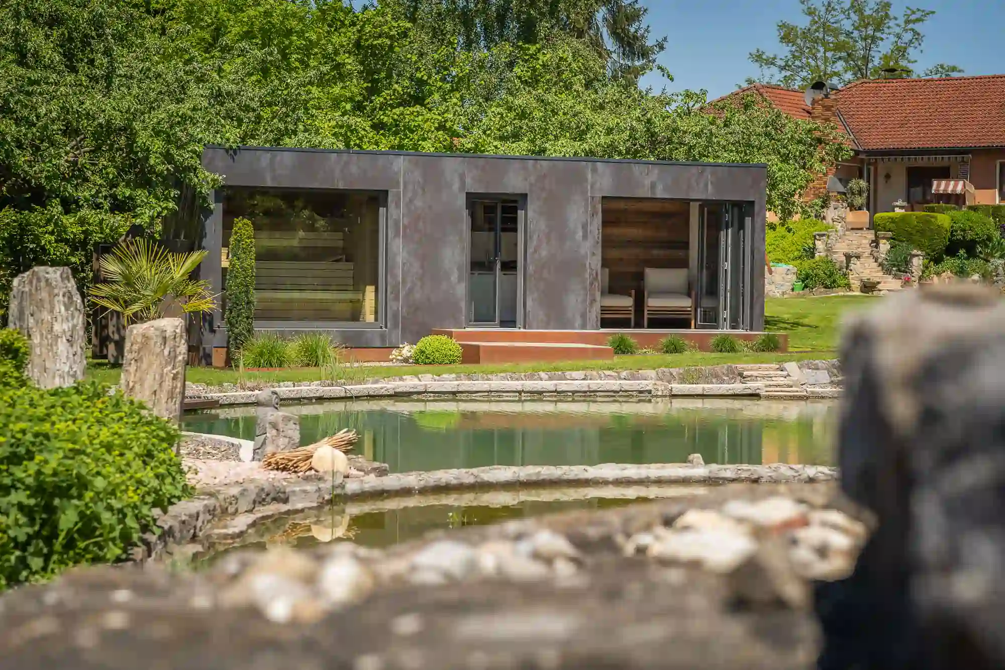 Wellness-Cube am Schwimmteich im LE Sky Garden