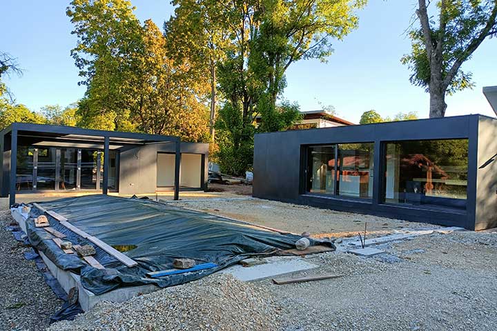 Zwei LE ConceptCubes mit Keramikfassade am Pool eines Kunden während der Umsetzung