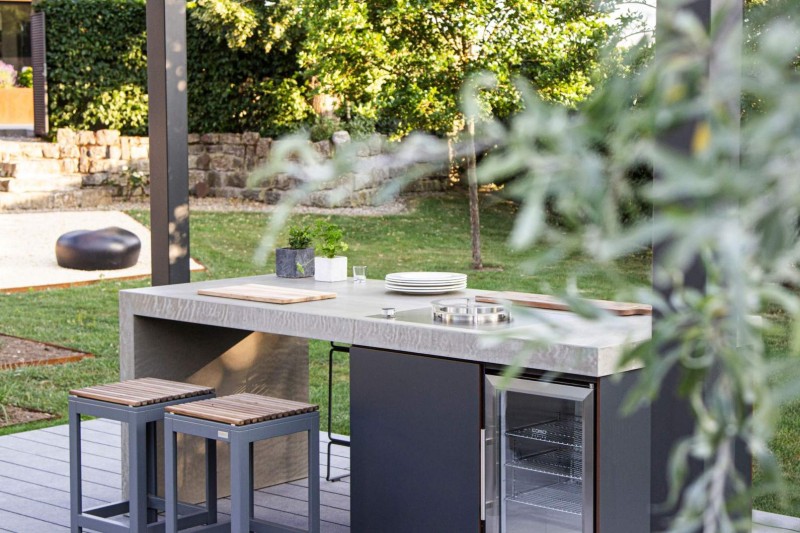Outdoor-Küche aus Beton von efecto auf einer Terrasse