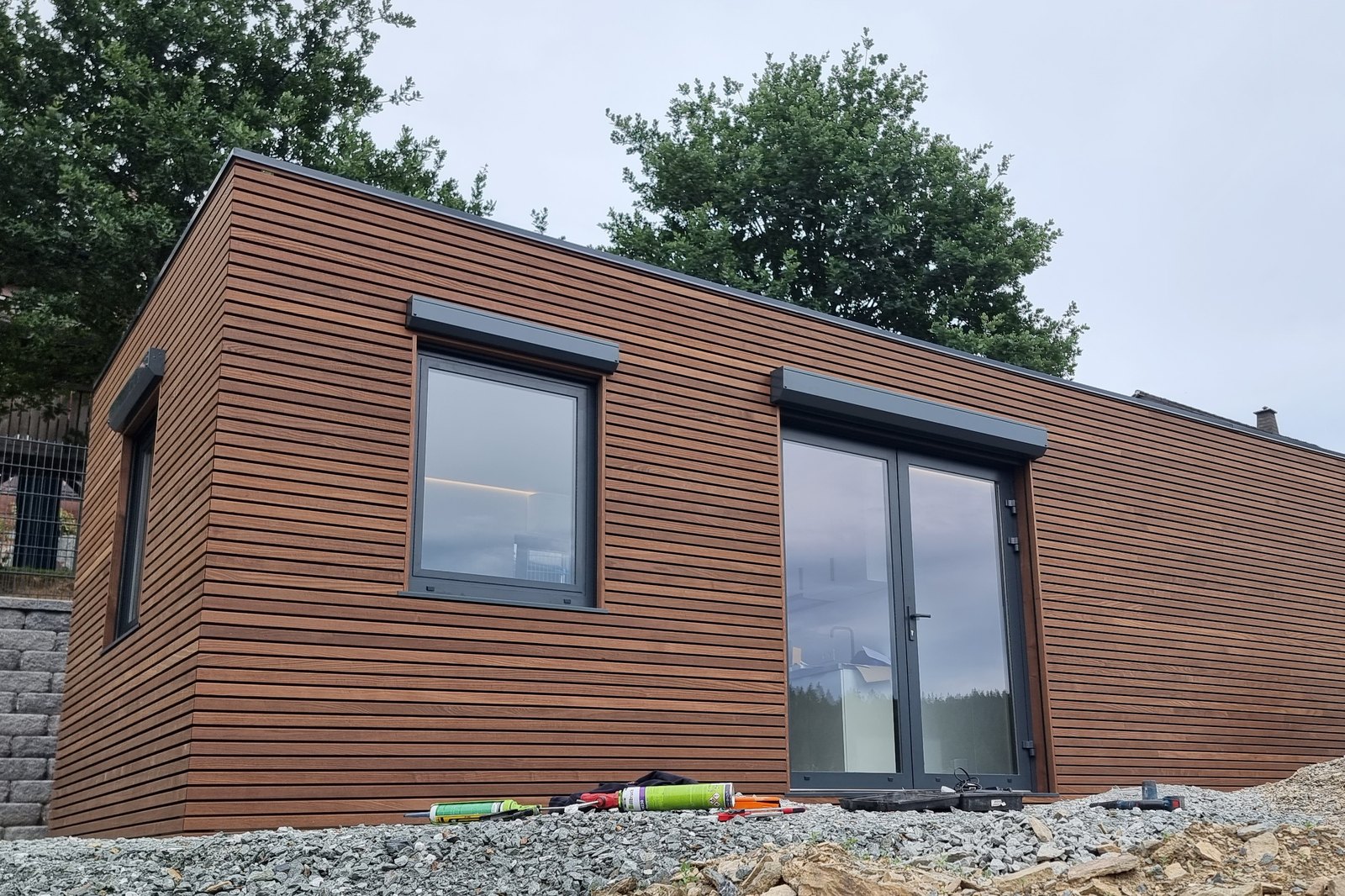 Das LE MicroHouse mit Holzfassade nach der Aufstellung auf der Gründung